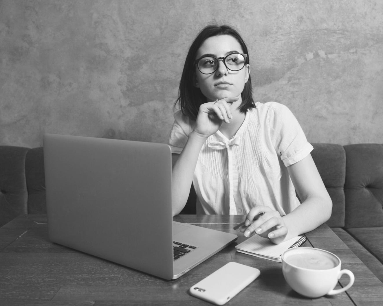Équipe de professionnels travaillant ensemble sur un projet de développement de marque