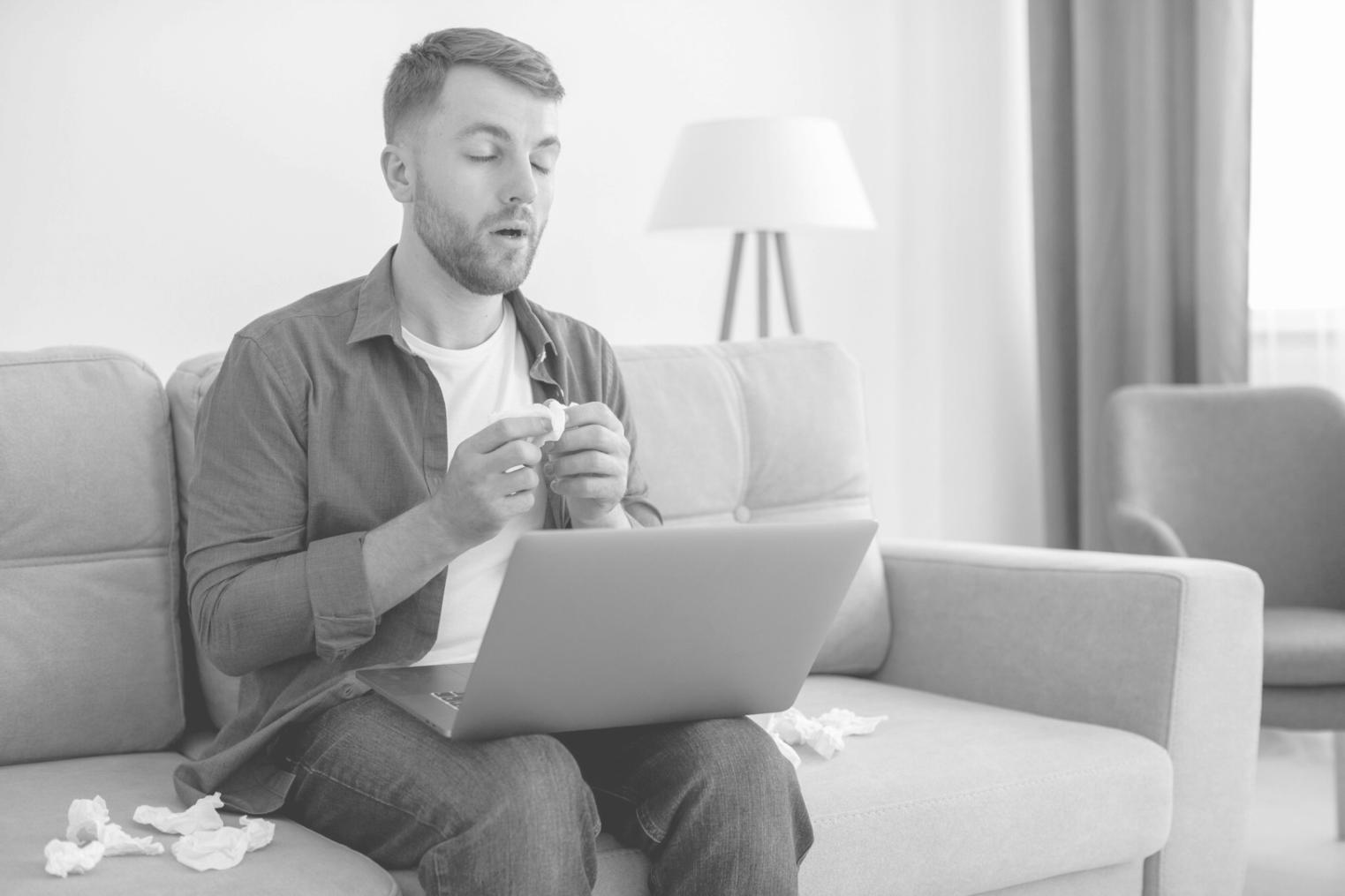 Espace de travail moderne avec équipe collaborative travaillant sur des solutions financières