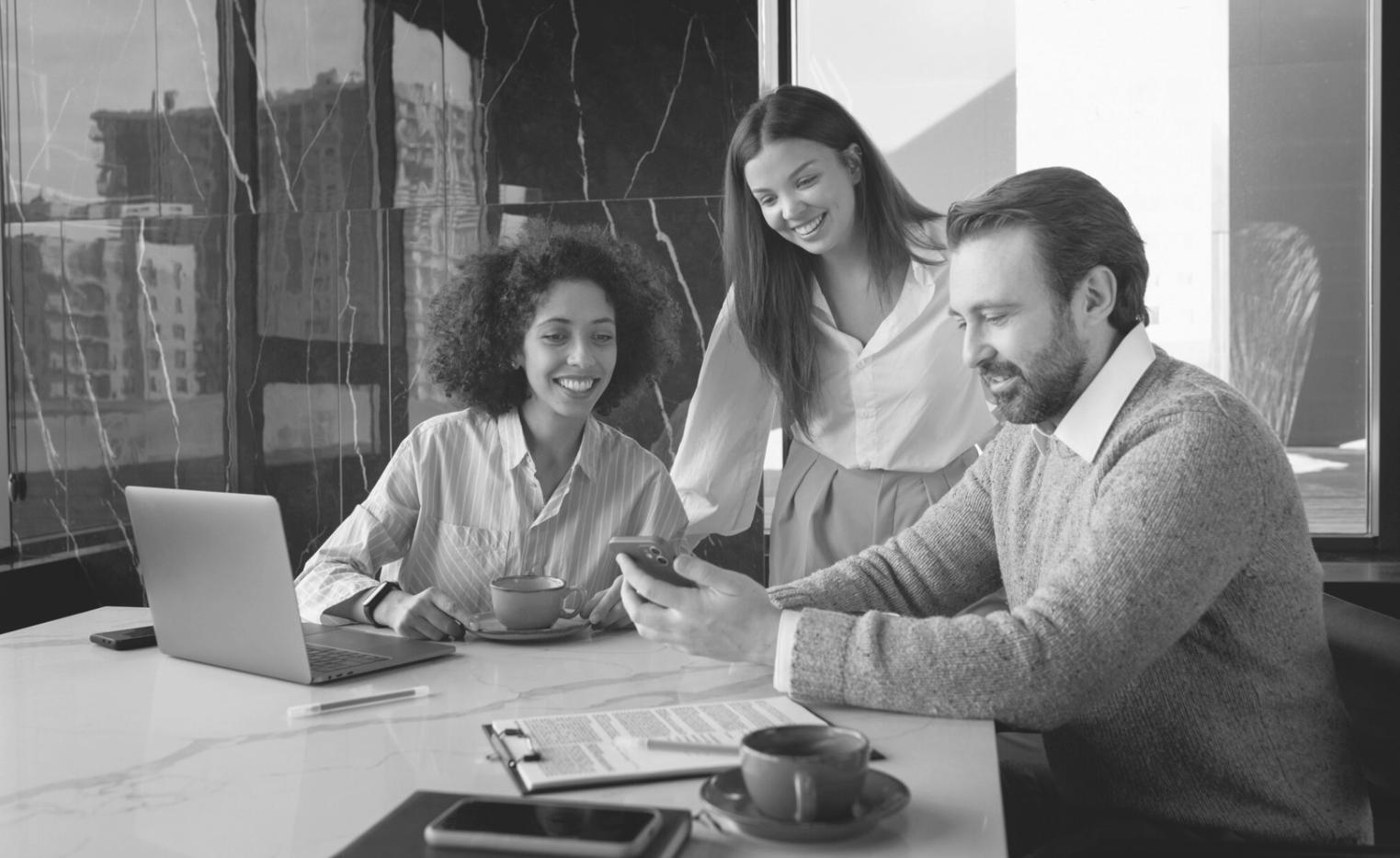 Groupe de professionnels présentant leur projet lors d'un atelier pratique